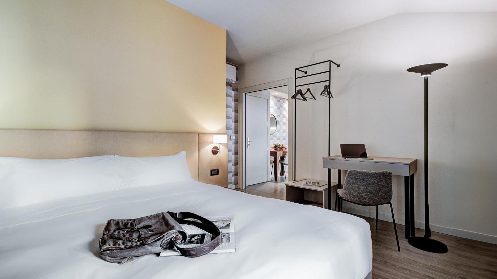 Be Duomo - Self Check-In Bed and Breakfast Voghera Exteriör bild